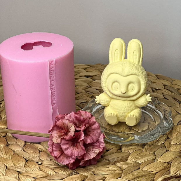 Silikona forma "Sēdošais Labubu" - Magic Garden